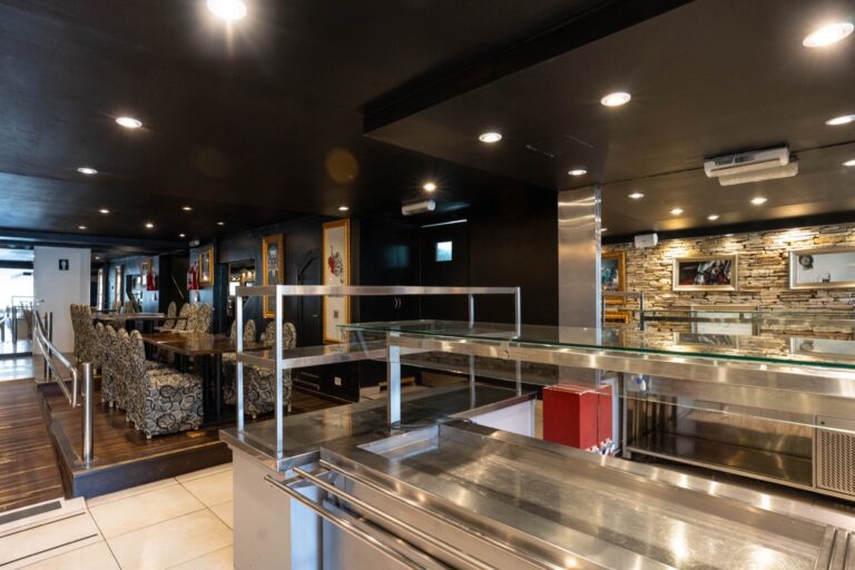Buffet de desayuno del hotel Mizu Bariloche Suites