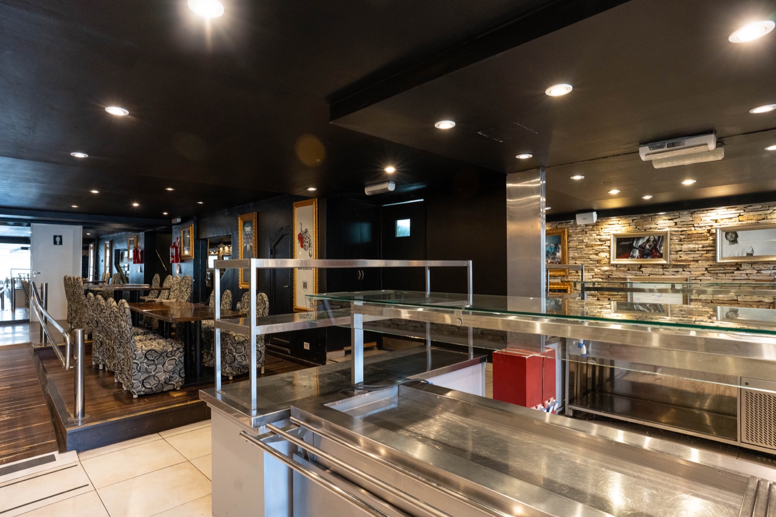 Buffet de desayuno del hotel Mizu Bariloche Suites