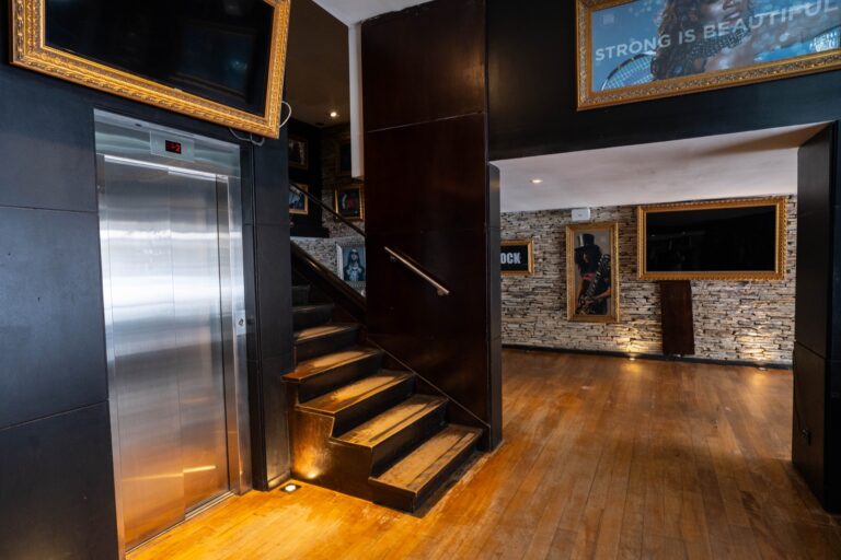 Lobby con ascensor y escalera del hotel Mizu Bariloche