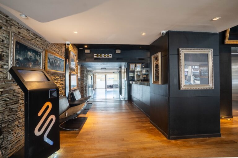 Hall de entrada del hotel Mizu Bariloche Suites
